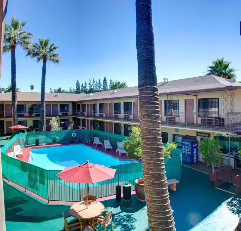 Studio City Court Yard Hotel