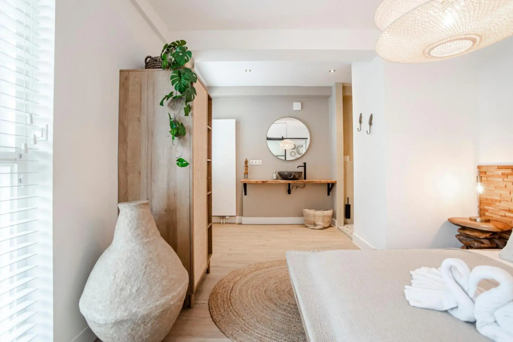 Marley’s Beachhouse - Luxury Apartment with garden