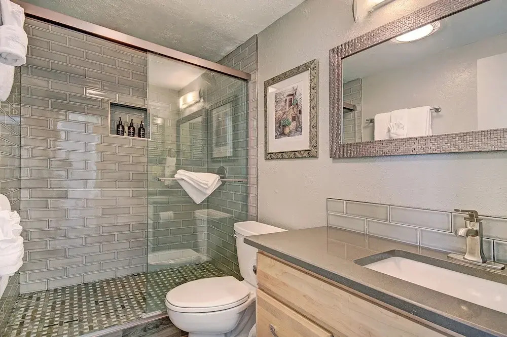 Beautiful Mountain Condo A Minute to Lift - AN210 by RedAwning