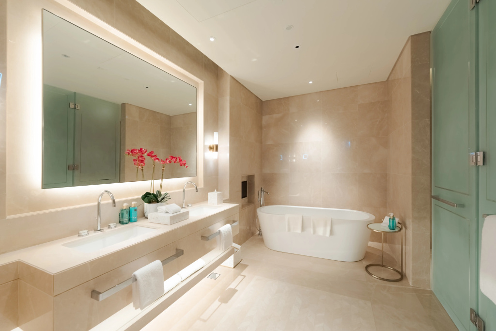 FIVE LUXE