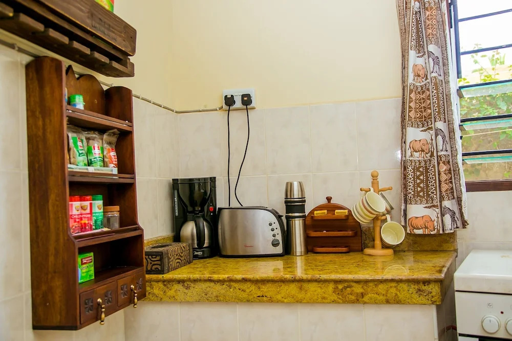 3 Bed Cottage Sleeps 6- Pool, Chef Option, Parking
