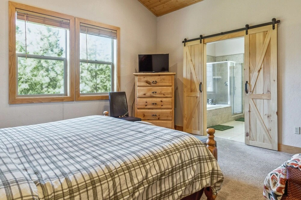 Spacious 4br/3ba. Continuous hot Water Tank! 4 Bedroom Home by Redawning
