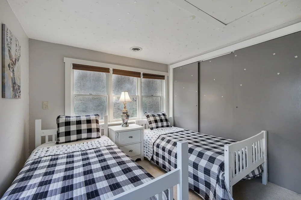 Killington Mountain Home! HotTub & 5 min to Skiing! 3 Bedroom Home by RedAwning