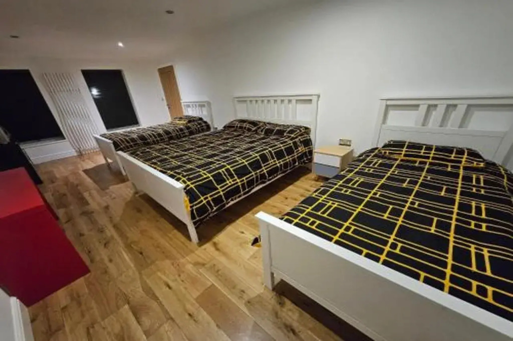 SnoozeDen Westmead – Windsor Castle & Legoland