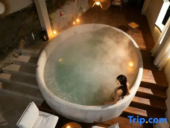 Shili Yunshe · INS Designer's Light Luxury Hot Spring Resort & B&B (Anji Yunshang Grassland Branch)