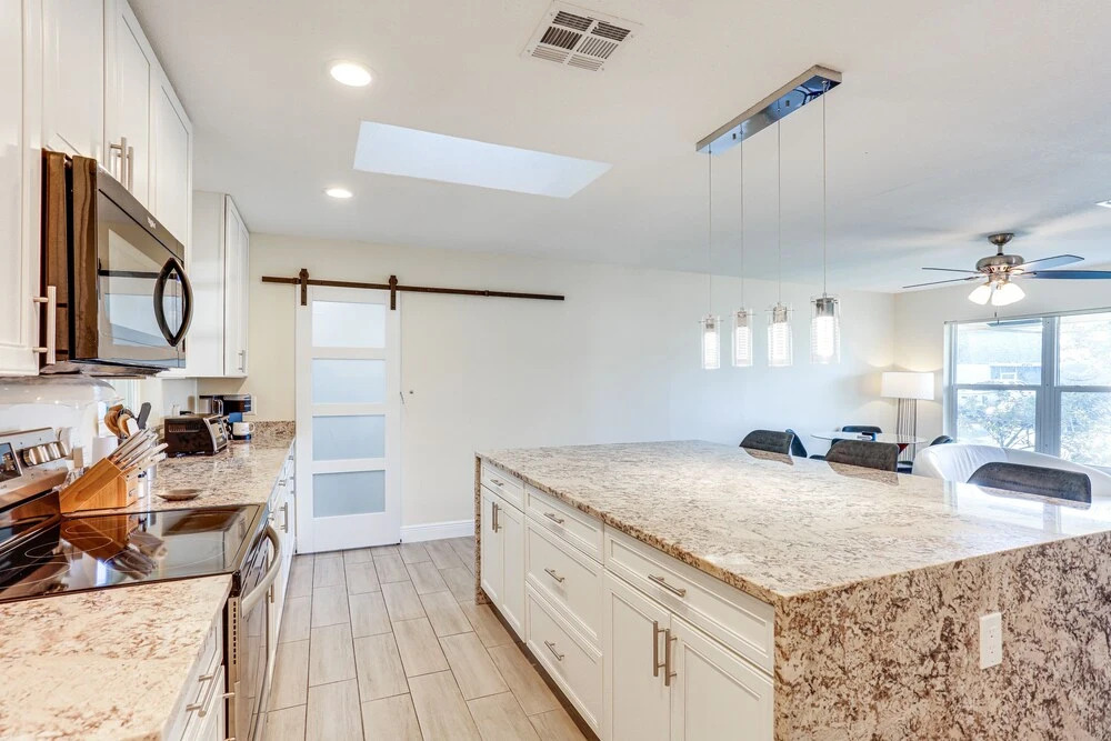 5 Mi to Beaches: Hot Tub Haven in Lake Worth