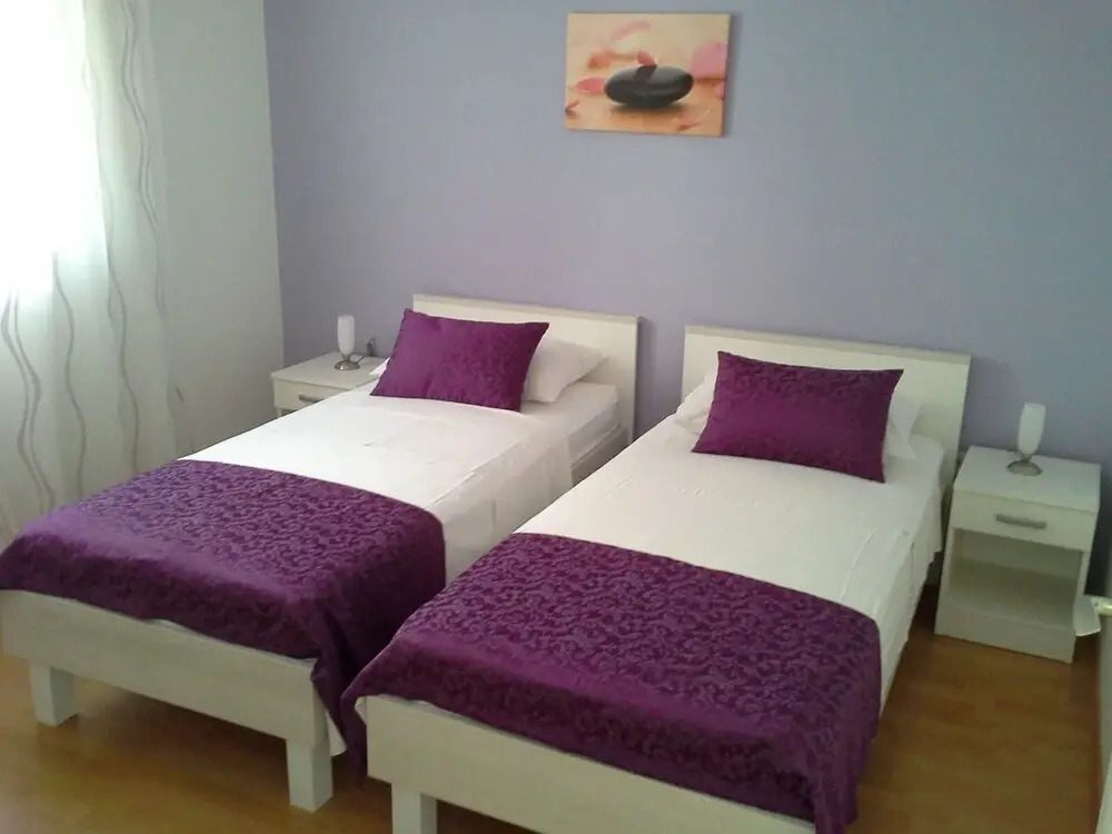 Josi - With Beautiful Garden - A1 Plavi