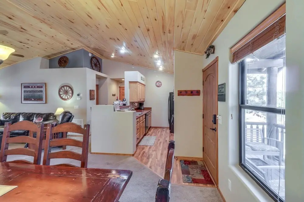 Relaxing Cabin w/ 2 Decks Near Fool Hollow Lake!