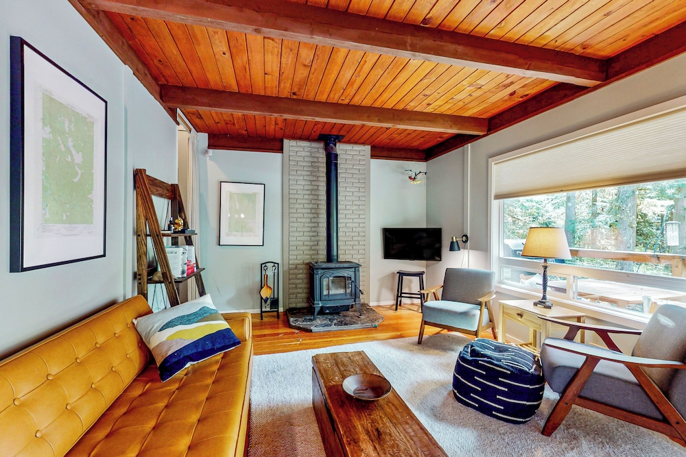 Dog-friendly 3 BR Cabin W & Decks & Bunk Room