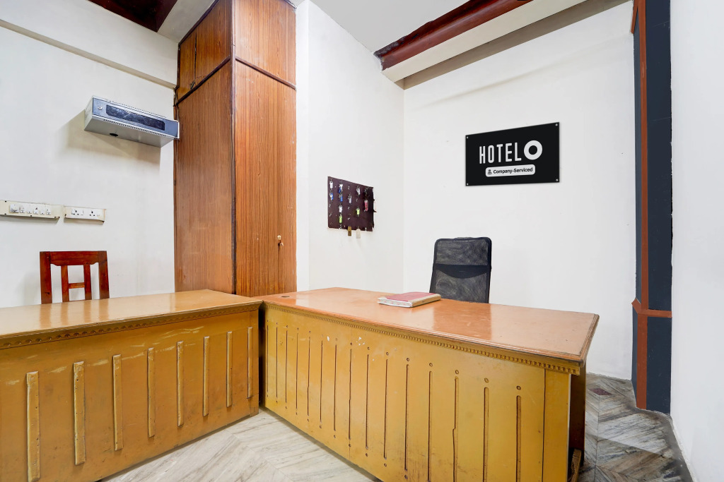 Hotel O Pathanamthitta Near Mahatma Gandhi Statue