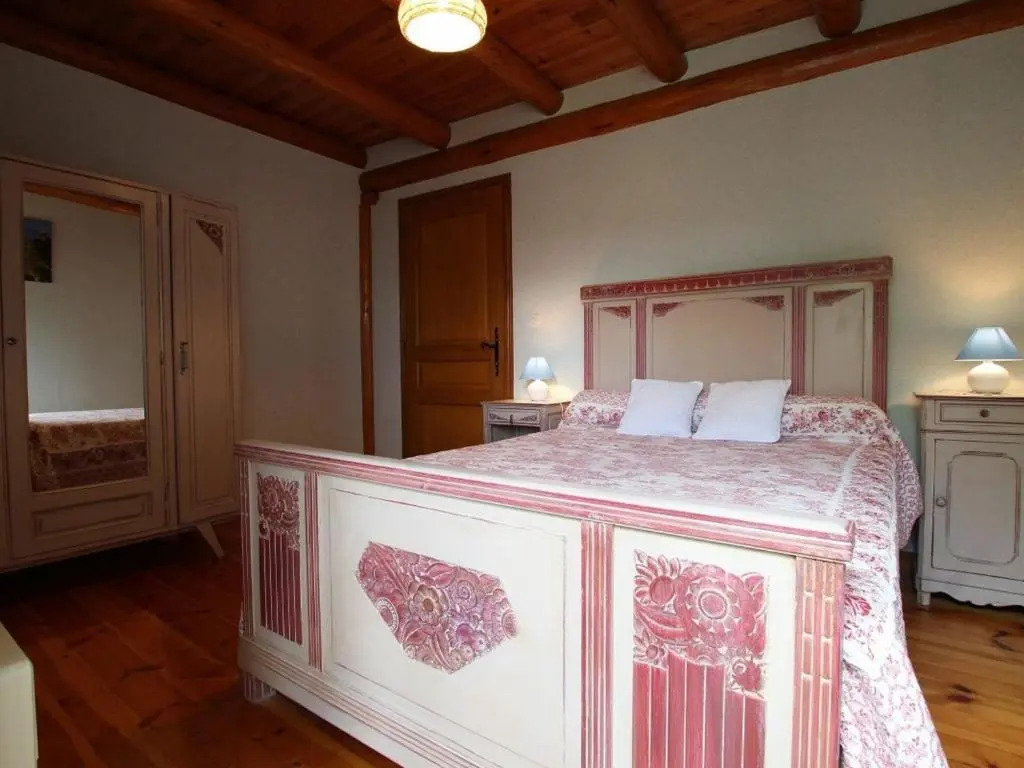 Maison de charme en pierre au bord d’un ruisseau, proche d’un bourg médiéval - Jardin et garage inclus - FR-1-582-151