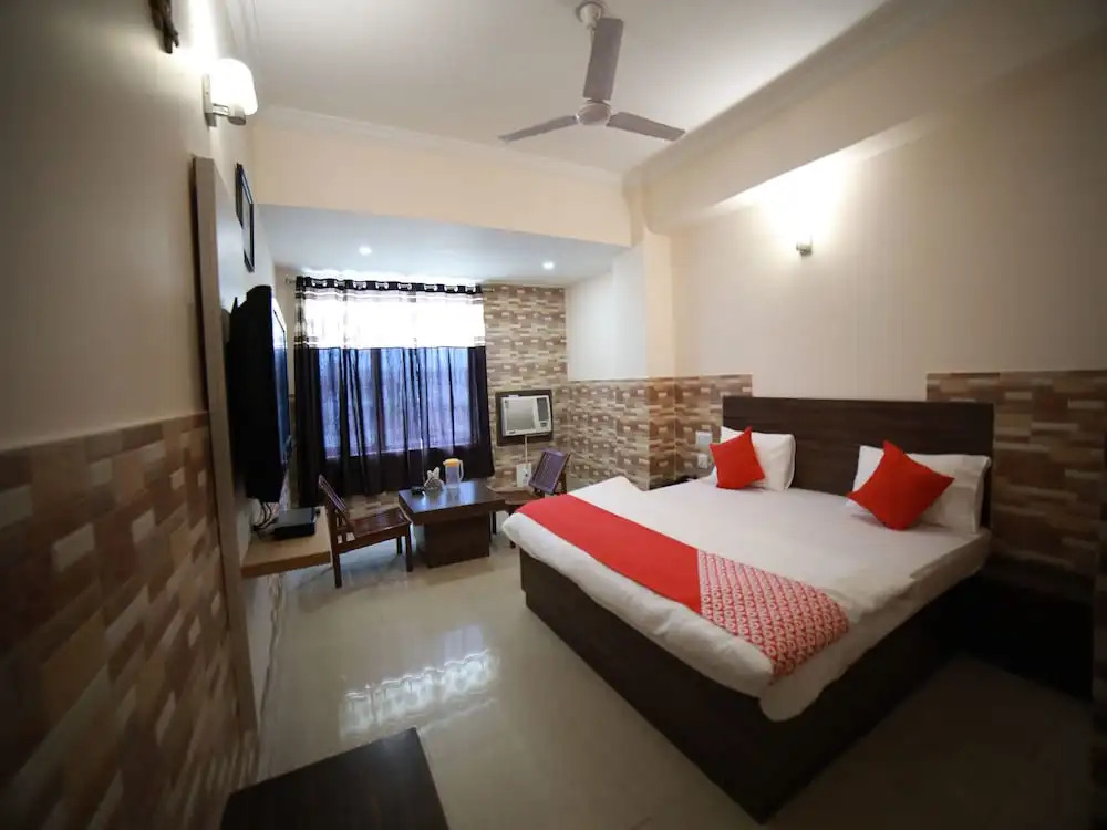 OYO 15561 Corporate Villa