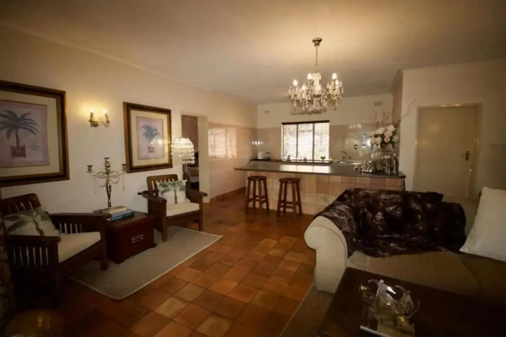 Wonderfully Spacious two Bedroom Cottage in a Quiet Secluded Area of Town on the Edge of the Bush - 1998