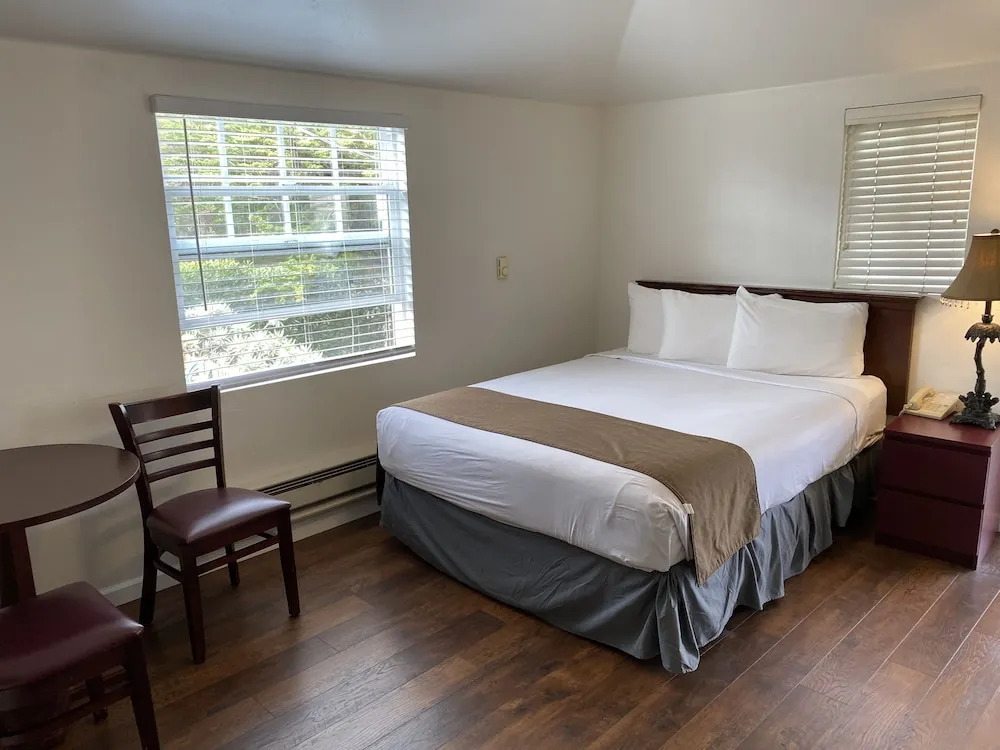 Bide-A-Wee Inn and Cottages