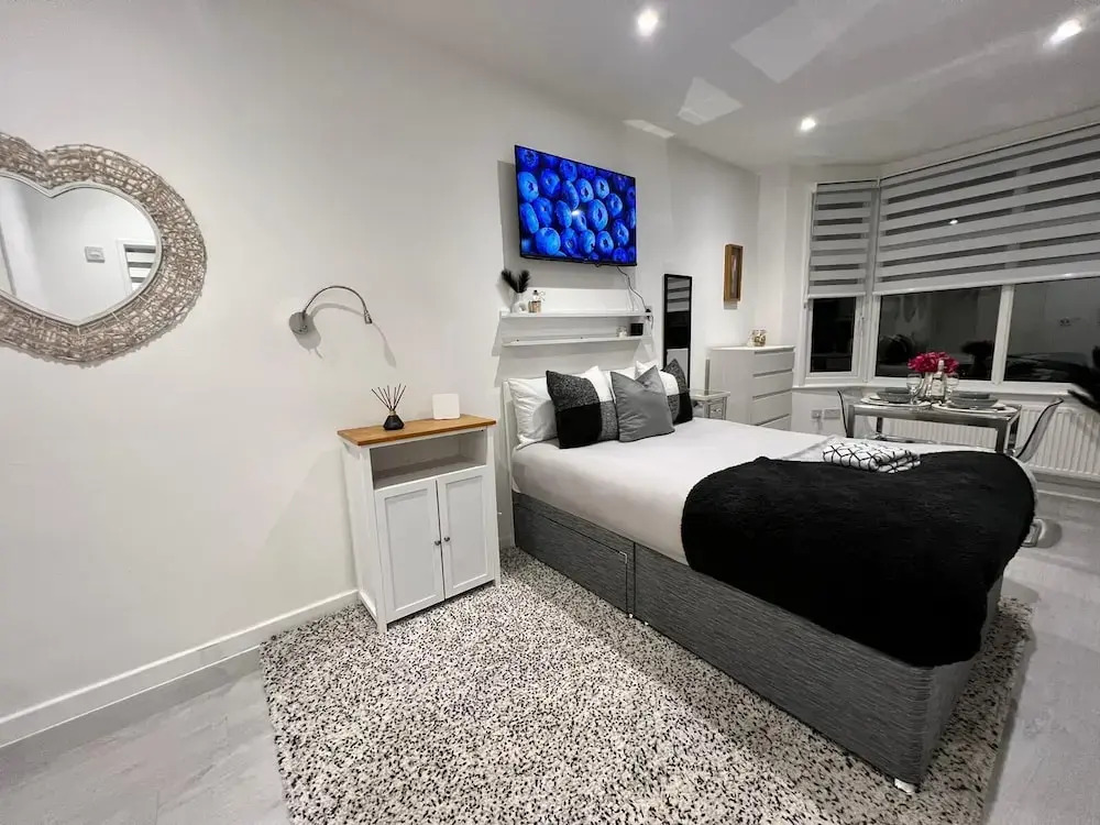 Central Harrow Studios 3mins to station