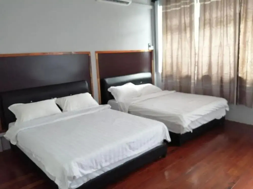 Comfortable Family Room for 4 People in Kuching With Ac - Amida Point Services