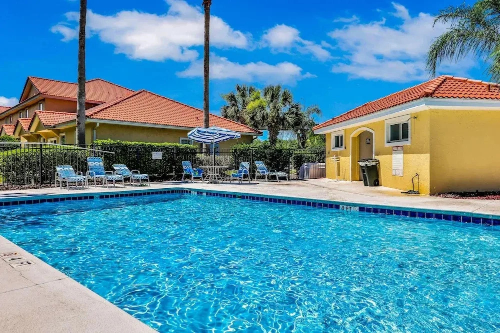 Spacious Townhome With Shared Pool Near Golf, Marinas, & Restaurants