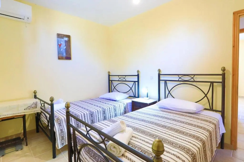 Villa Lemonita: Brand new, sea views, WiFi, near Loggos