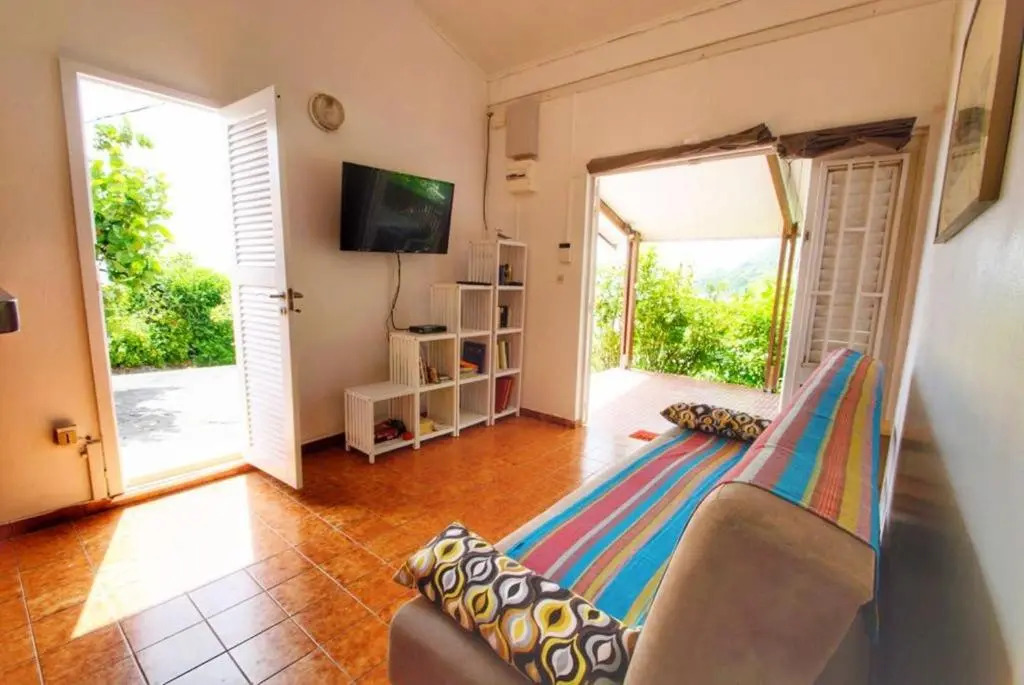 Bungalow de 2 chambres a Le Diamant a 50 m de la plage avec vue sur la mer jardin clos et wifi