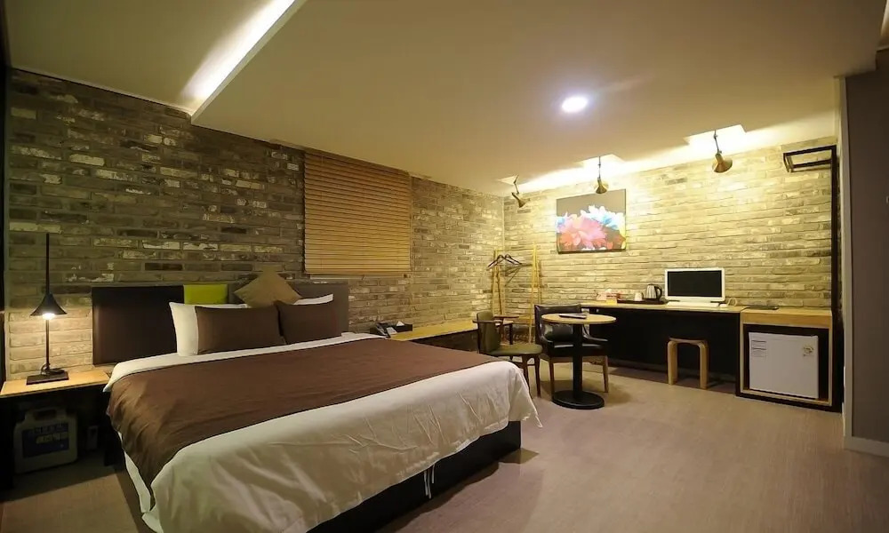Hotel 385