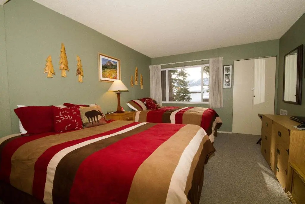 Mammoth Ski Racquet Club 82
