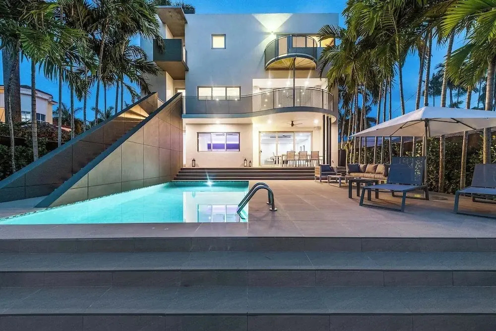 Villa Haven by Rove 4BR Waterfront W/pool & Gym