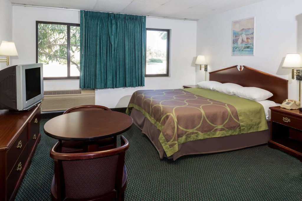 Super 8 by Wyndham Pompano Beach