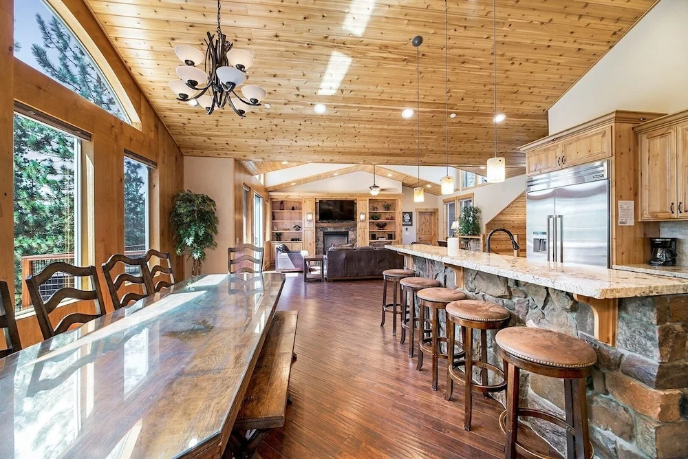 Big Bear Lodge W/ Sauna, Hot Tub, Decks & 4 Fireplaces 6 Bedroom Home