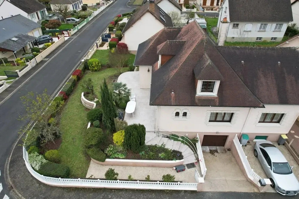 Spacious Group Stay Near Le Mans Circuit
