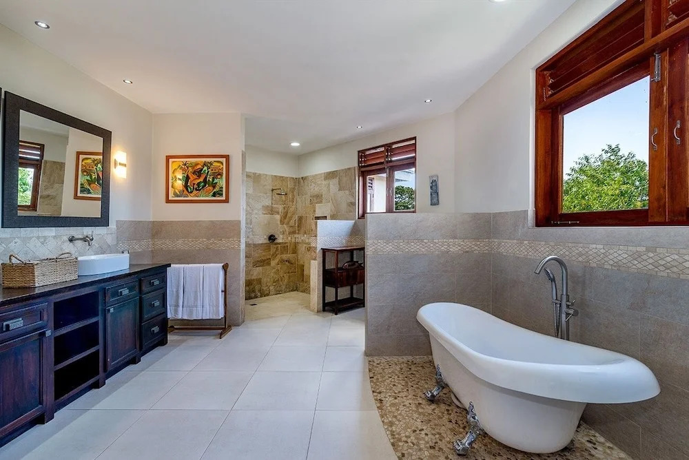 Kanowa , Fully Staffed With Panoramic Views 4 Bedroom Villa