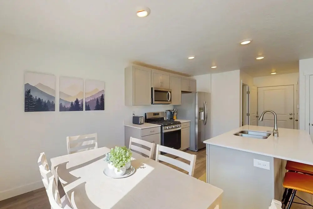 3 BR Townhouse w/ Mountain Views & Central Air