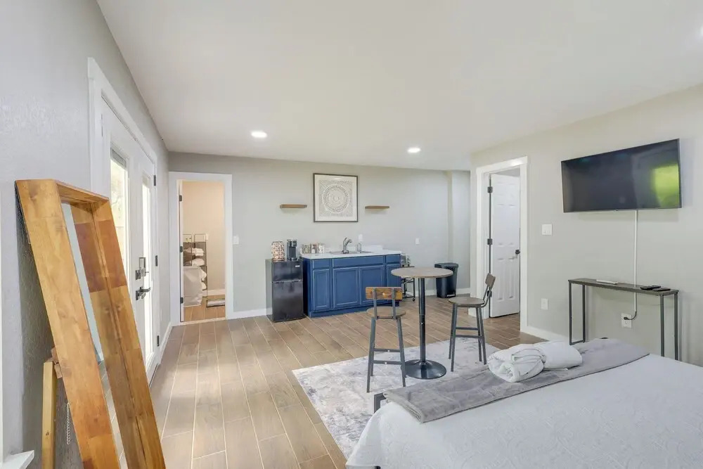 Pet-friendly Temple Guest Suite!
