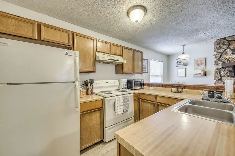 Ruidoso Home w/ Balcony ~ 16 Mi to Ski Apache!