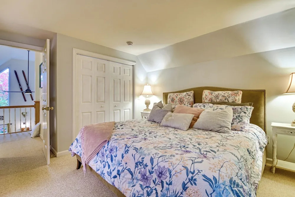Family Ski Getaway w/ Hot Tub, Near Cranmore!