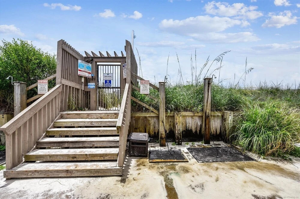 Sugar Beach A6-Lovely 4 bedroom 3 bath Condo. Sleeps 11. Free Beach Chairs 2021! 4 Condo by RedAwning