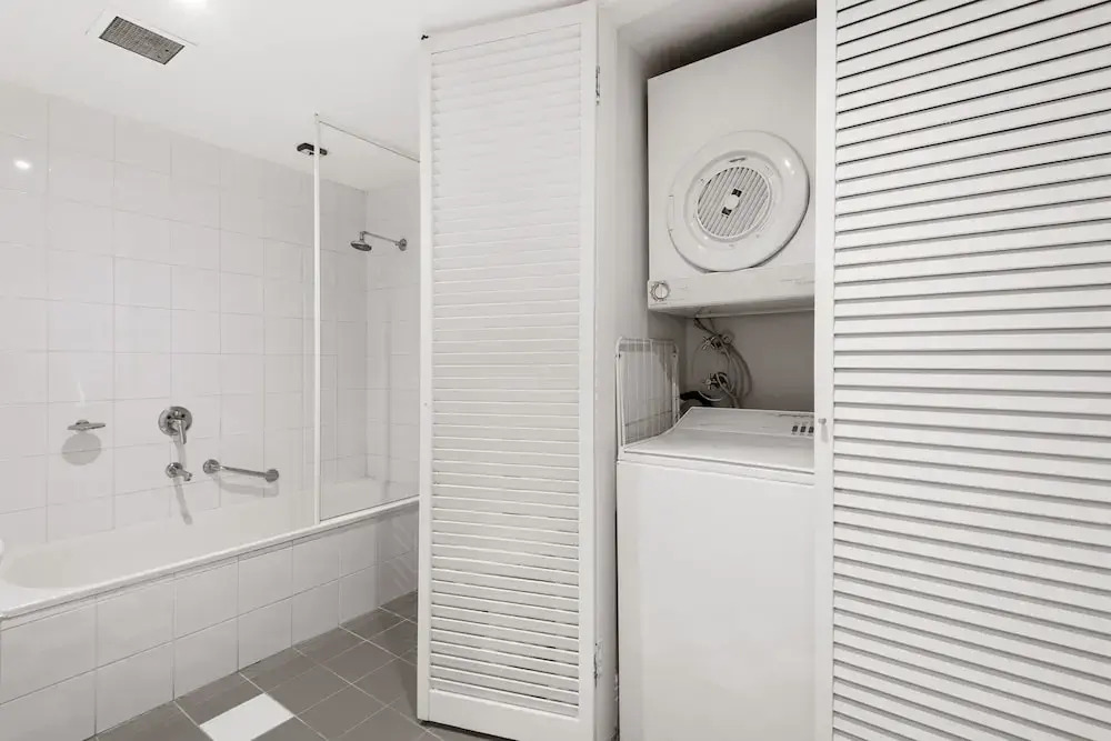 Chic 1-bed Apartment Steps From Shopping Street