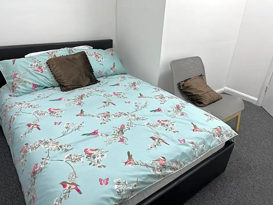 MJ - Entire Serviced apartment for 6 Guests - Next to Tube station Skyline View - London
