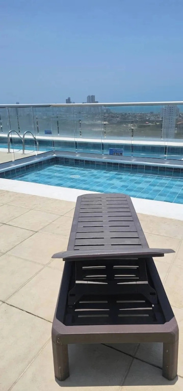Cozy Apartment Near the Beach, Pool Access, Hot Water