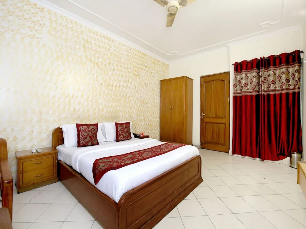 Super Townhouse by OYO Chandigarh Near PEC-PGI-PU Formerly Hotel Paradise