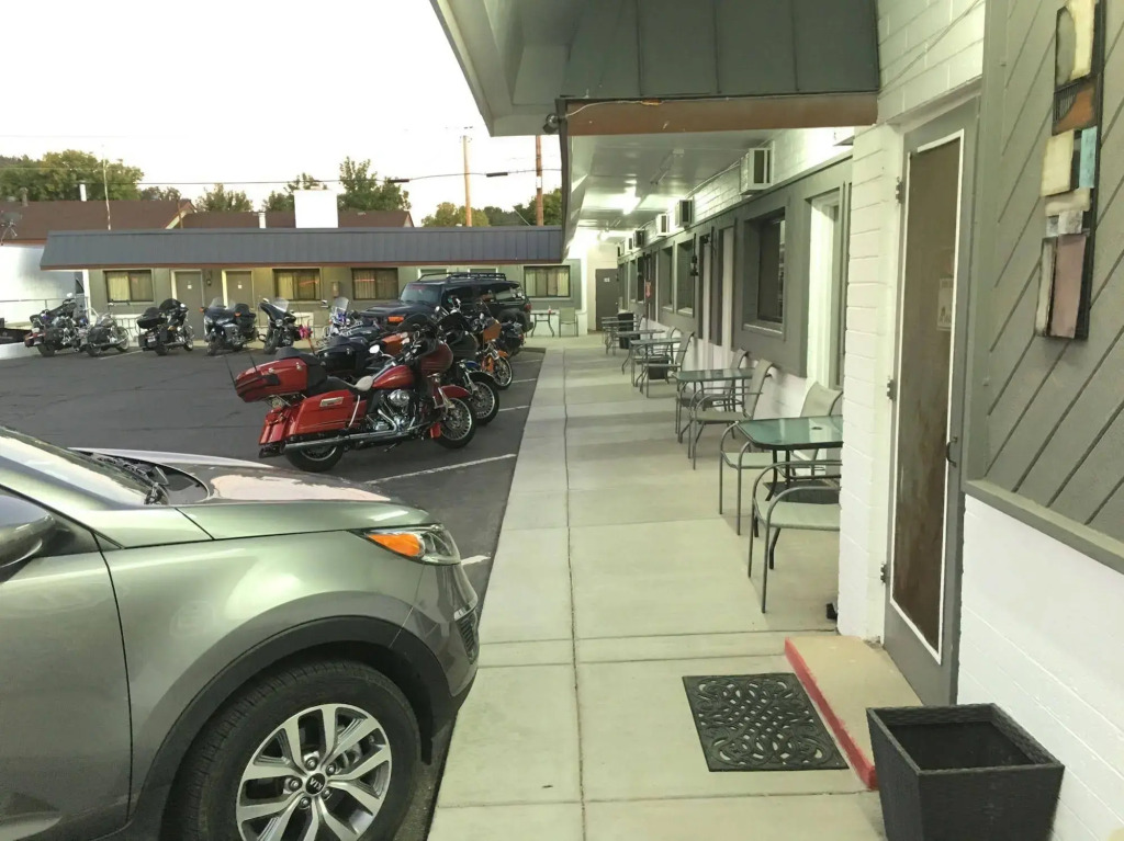 Highlander Motel