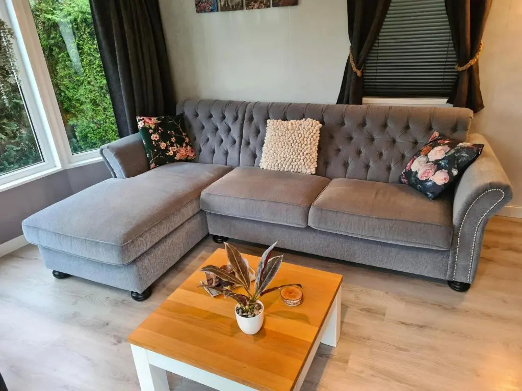 Relax huisje is een luxe huisje met een vaatwasser en zeer snel WIFI 5G en is voorzien van een nieuwe badkamer en keuken met een omheinde tuin met een eigen parkeerplaats