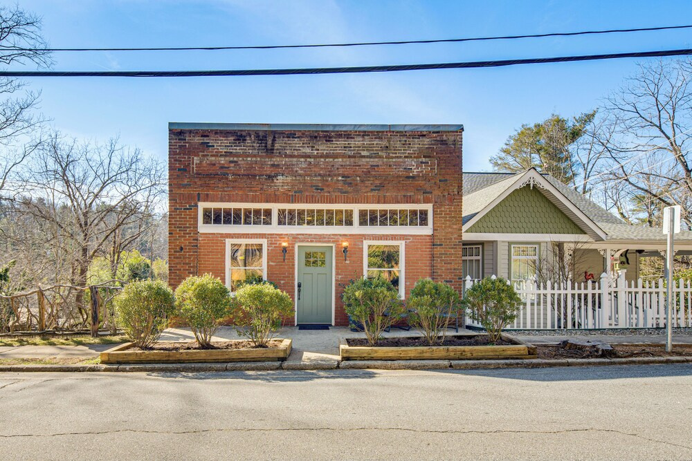 Private Hot Tub, Steps to Main St: Saluda Retreat