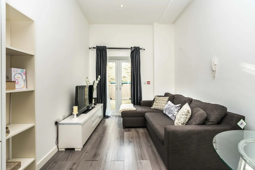 Modern 3BD House Near Heathrow and Tube Station