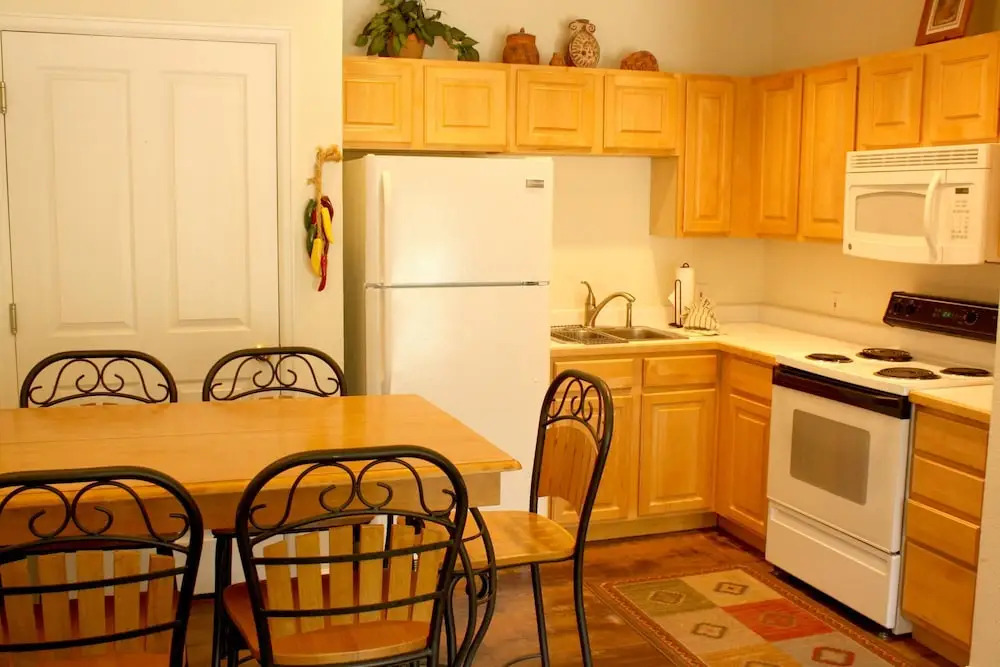 Pinecreek #I - 1 BR - Close to Town - Shuttle to Slopes - Pool and Hot Tub Access