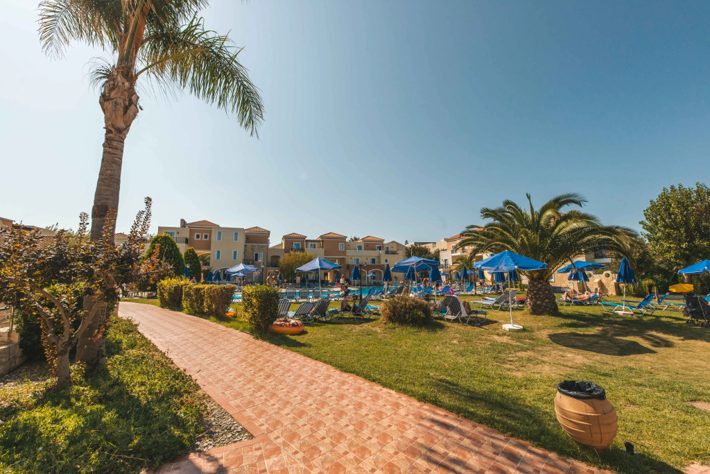 Отель Chrispy Waterpark Resort
