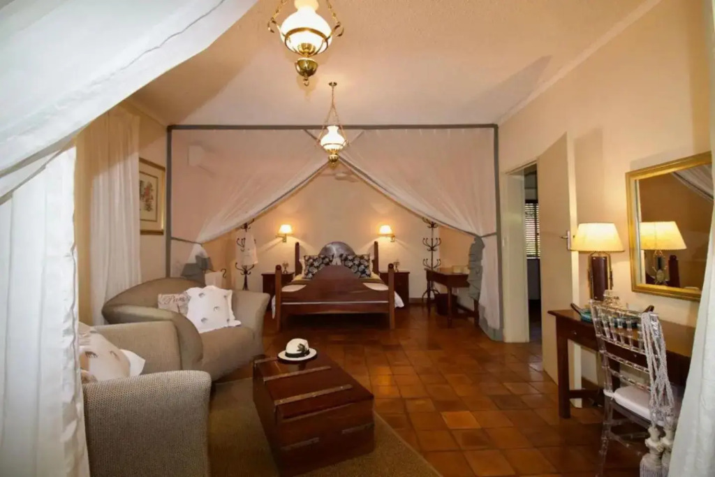 Wonderfully Spacious two Bedroom Cottage in a Quiet Secluded Area of Town on the Edge of the Bush - 1998