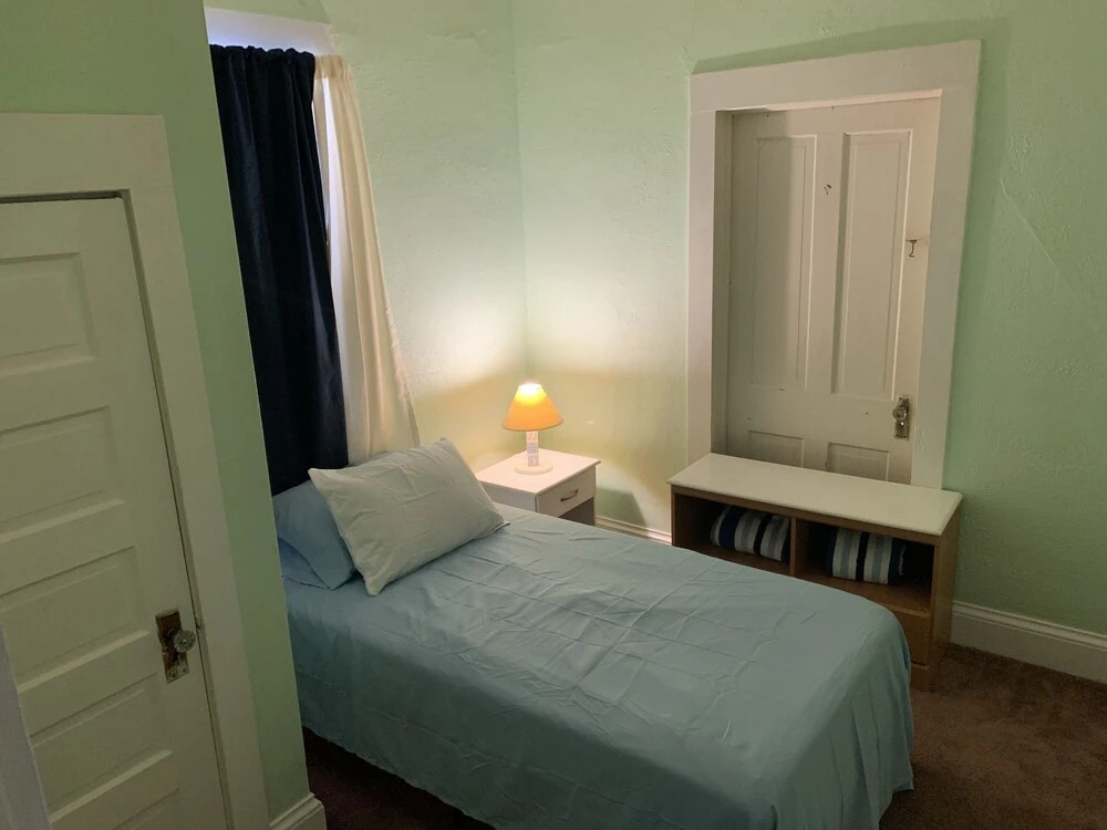 Cozy Historic Beach House In Ocean View 2 Bedroom Cottage by RedAwning