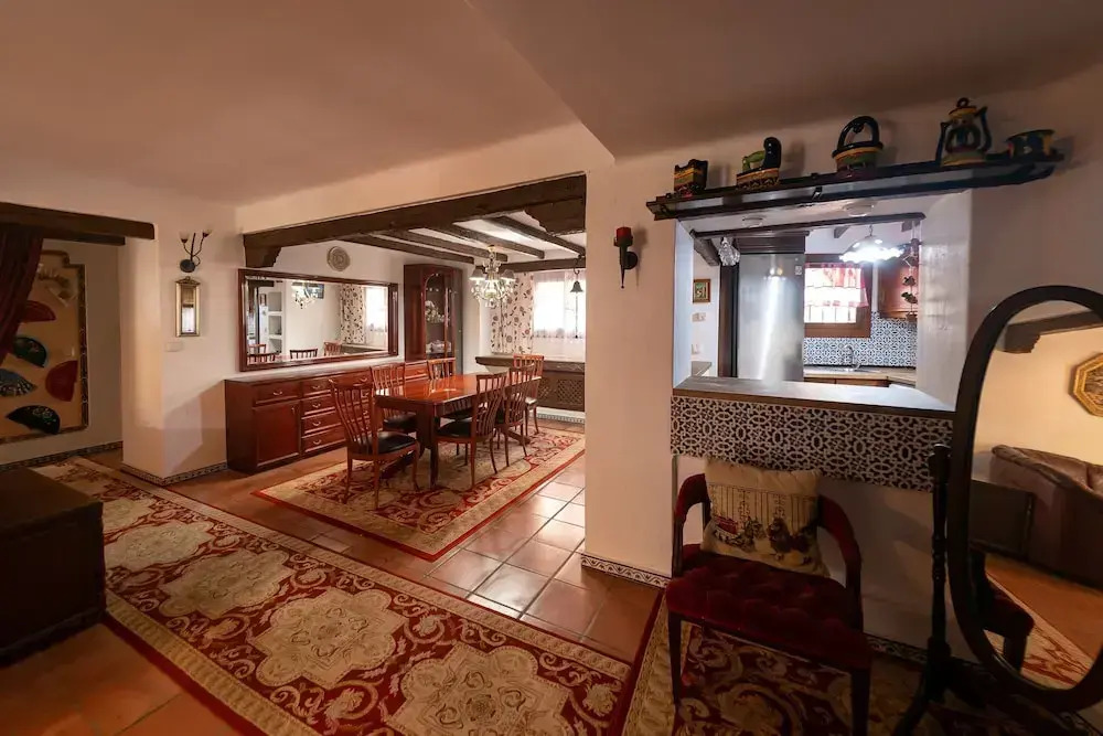 Comfortable Spacious Family House, Large Terrace and Garden, Beach and Bars