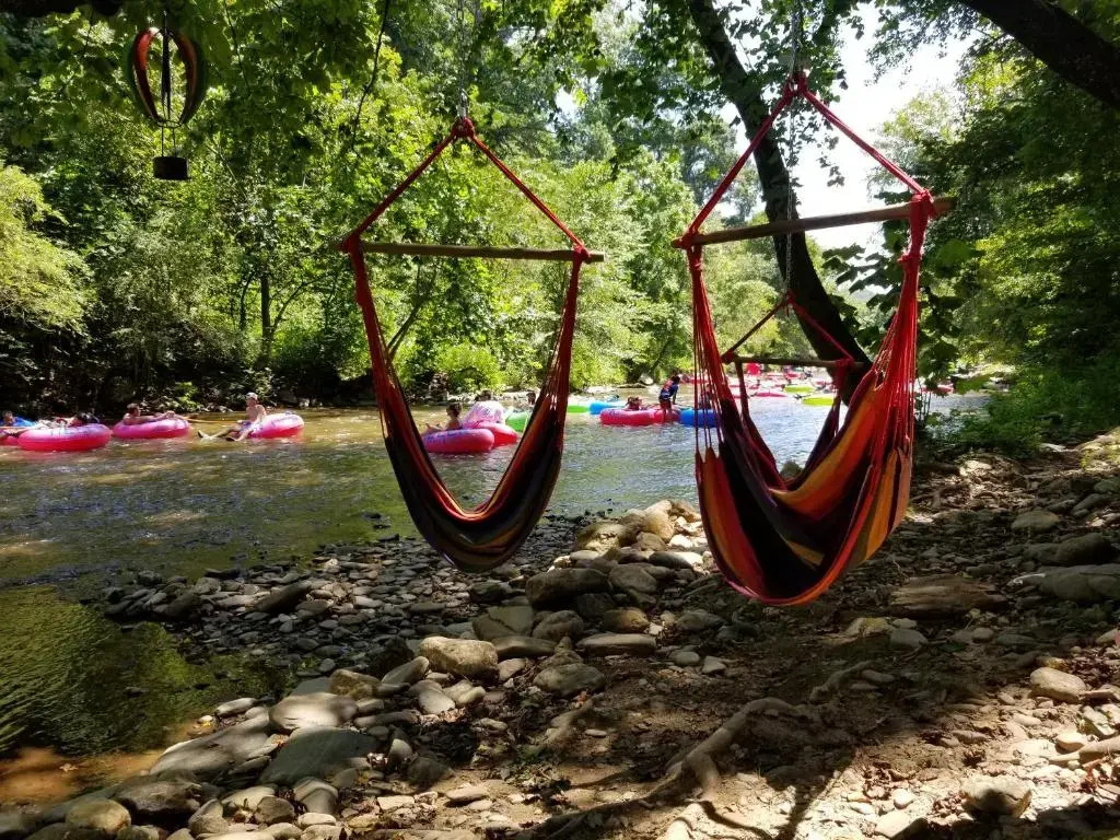 The TreeHouse - Rocking Chair Deck with Hot Tub below, Walking Distance to Downtown Helen, Sleeps 5