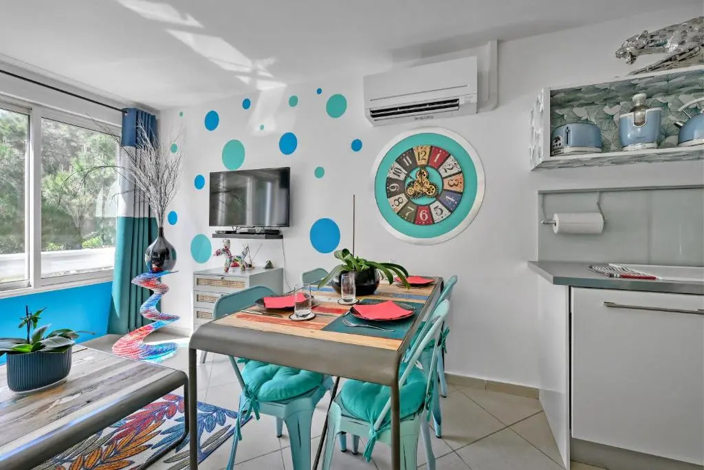 T3 de 45 m2 avec terrasse - Entièrement climatisé - 2 chambres - 400m de la plage - résidence avec piscine